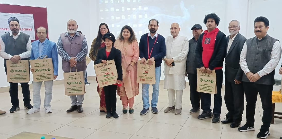 Avinash Rai Khanna, Ashok Puri and artists were honored on the occasion of screening of film ``Gold Medal Da Dowry``